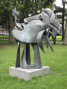 901174 Afbeelding van het bronzen beeldhouwwerk 'Gaia' van Fons Bemelmans in het Wilhelminapark te Utrecht.N.B. Het ...